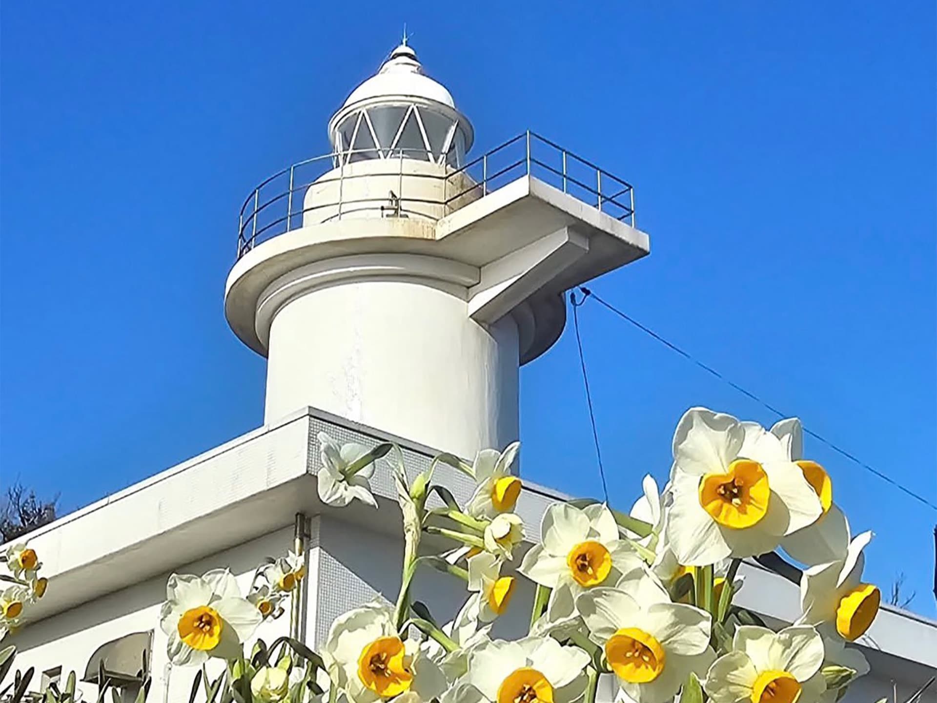 瀬戸内海を見下ろす白亜の六島灯台